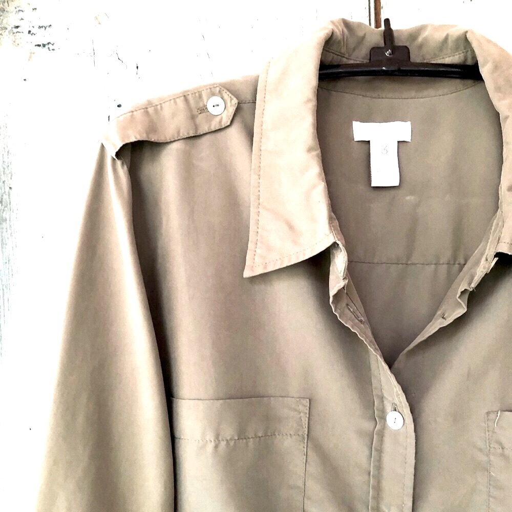 Chico’s khaki/olive long-sleeve shirt with epaulettes and front patch pockets - Picture 5 of 16
